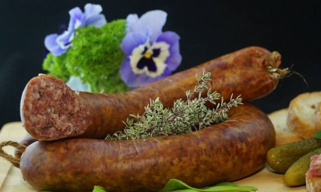 Γερμανία: Κλέφτης άρπαξε λουκάνικα αξίας 1.000 ευρώ από χριστουγεννιάτικη αγορά