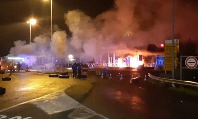 «Φωτιά» παίρνει ξανά η εξέγερση των κίτρινων γιλέκων: Πυρπολούν μαζικά διόδια και κάμερες (Vids)