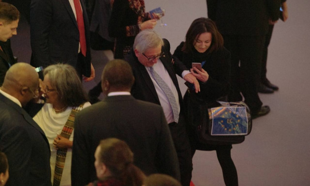 Viral έγινε πάλι ο Γιούνκερ: Οι φωτογραφίες και τα βίντεο που κάνουν το γύρο του κόσμου (Pics+Vid)