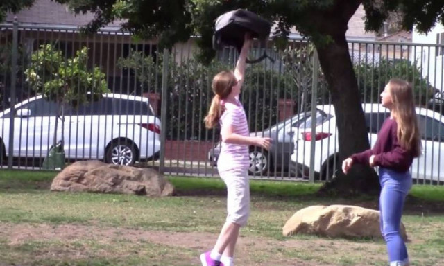 Κοινωνικό πείραμα: Πώς αντιδρούν περαστικοί που βλέπουν περιστατικό εκφοβισμού; (vid)