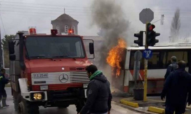 Πανικός στο Πικέρμι: Λεωφορείο του ΚΤΕΛ τυλίχτηκε στις φλόγες (pics&vid)