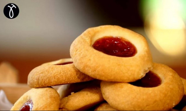 Η συνταγή της ημέρας: Χριστουγεννιάτικα μπισκότα με μαρμελάδα από κράνα