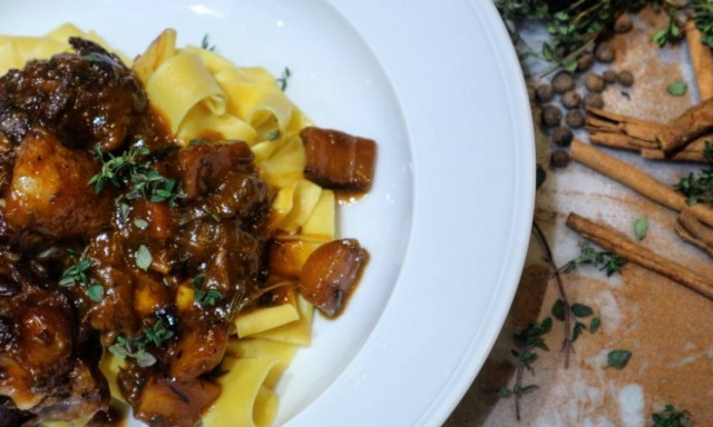 Η συνταγή της ημέρας: Μοσχαρίσια ουρά με παπαρδέλες