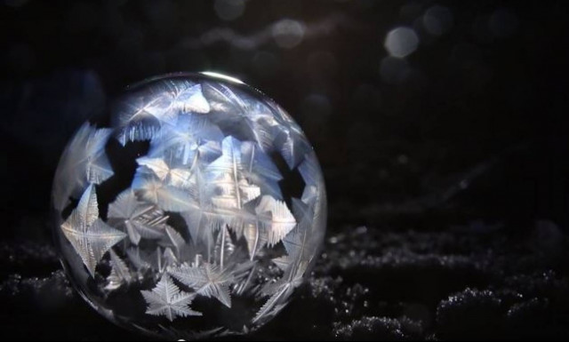 Μαγικό! Σαπουνόφουσκες μετατρέπονται σε μπάλες πάγου (vid)