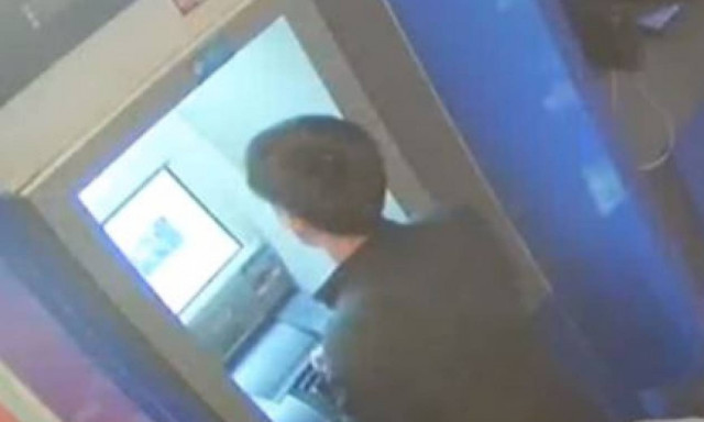 Το ATM του κράτησε την κάρτα και... δεν πάει ο νους σας ποια ήταν η αντίδρασή του! (vid)