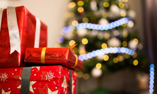 Άνοιξε το χριστουγεννιάτικο δώρο του πρώτου του έρωτα μετά από 47 χρόνια! (vid)