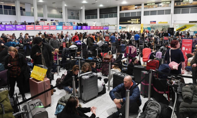 Συναγερμός Αγγλία: Εισβολή drones στο Gatwick - Χάος με δεκάδες χιλιάδες επιβάτες στο αεροδρόμιο