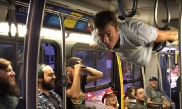 Καναδάς: Νίκησε... τη βαρύτητα μέσα σε λεωφορείο! (vid)
