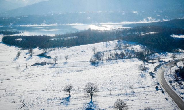 Η -ούτως ή άλλως- πανέμορφη λίμνη Πλαστήρα τώρα και χιονισμένη (pics)