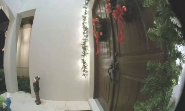 Δεν πρόκειται να βρείτε ποιος χτύπησε το κουδούνι αυτής της οικογένειας τα Χριστούγεννα! (vid)