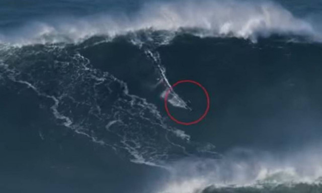 Βίντεο που κόβει την ανάσα:  Σέρφερ «δάμασε» κύμα ύψους 30 μέτρων!