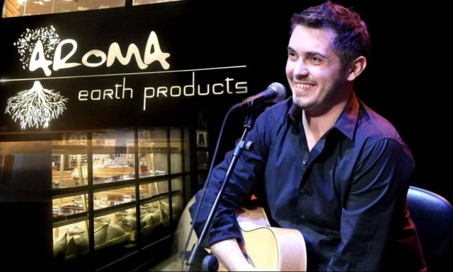«Κόκκινη Νύχτα» στην Γλυφάδα με Aroma Earth Products και Μιχάλη Χατζηγιάννη