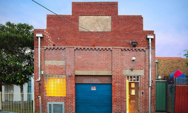 Δεν φαντάζεστε τι κρύβει αυτό το «εγκαταλελειμμένο» κτήριο (vid)