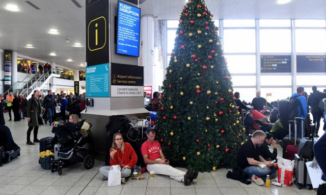 Χάους συνέχεια στο αεροδρόμιο του Γκάτγουικ: Λειτουργεί μόνο για «περιορισμένες πτήσεις» (vid)