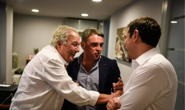 Ψεύδεται ασυστόλως ο Φλαμπουράρης για Πετσίτη: Ούτε τυχαίος ούτε περαστικός ο κολλητός του Παππά!