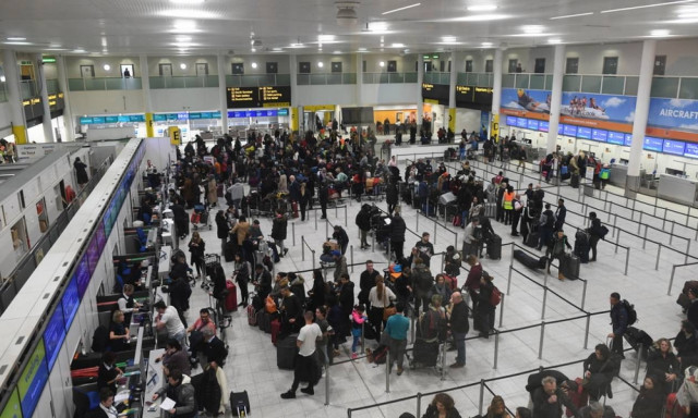 Βρετανία: Ενας 47χρονος και μια 54χρονη προκάλεσαν το χάος στο Gatwick (pics+vid)