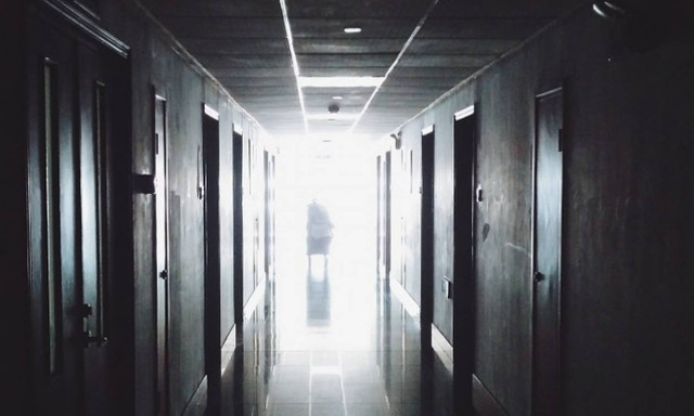 Συγκλονιστικό βίντεο: Έπαιζε κιθάρα όσο οι γιατροί του αφαιρούσαν όγκο από τον εγκέφαλο