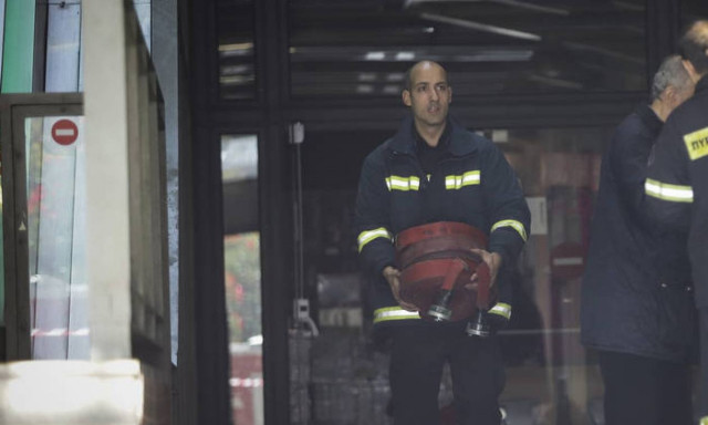 Πυρκαγιά σε διαμέρισμα στον Πειραιά: Απεγκλωβίστηκαν ένοικοι