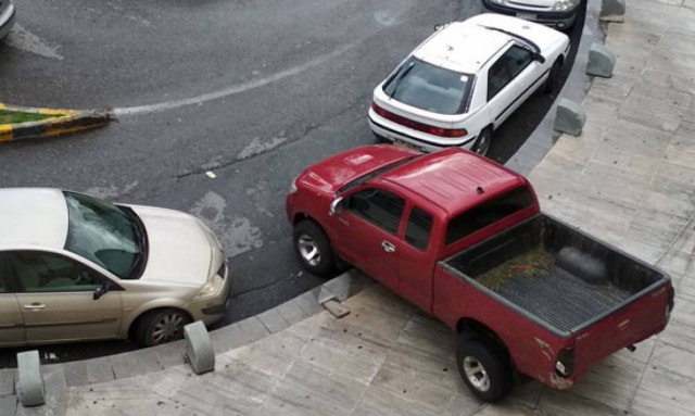 Νέο όσκαρ παρκαρίσματος στην Κρήτη! Δείτε τις απίθανες φωτογραφίες