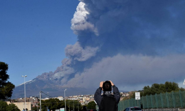 Εξερράγη η Αίτνα: Έκλεισε το αεροδρόμιο της Κατάνιας (pics+vids)