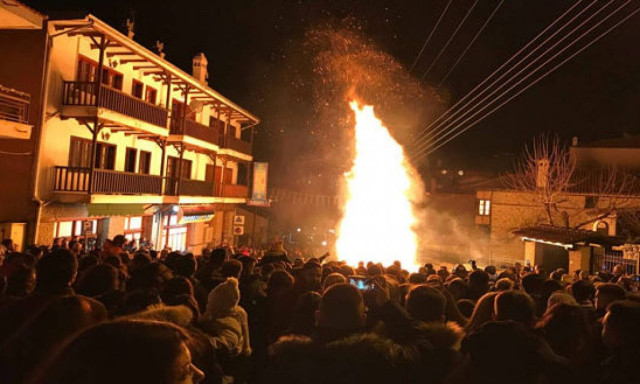 Χριστούγεννα 2018: Εντυπωσιακό το άναμμα των κλαδαριών στη Σιάτιστα! (pics)