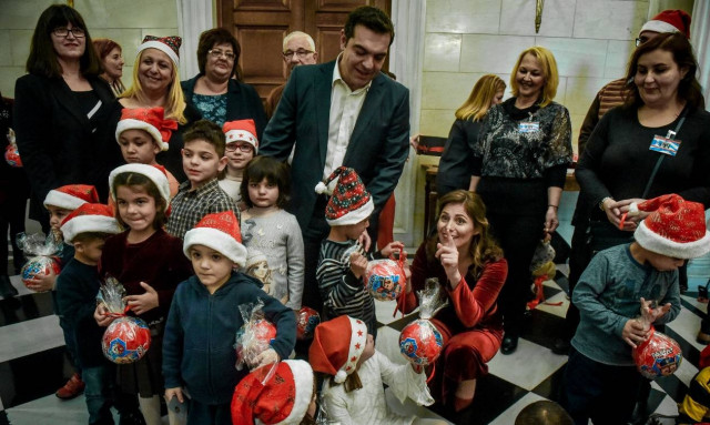 Χριστούγεννα 2018: «Πλημμύρισε» το Μαξίμου από παιδικές φωνές – Τα κάλαντα στο ζεύγος Τσίπρα (vids)