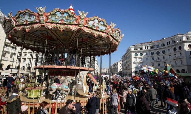 Χριστούγεννα 2018 στη Θεσσαλονίκη: Γέμισε φωνές και χρώματα η πλατεία Αριστοτέλους (pics)