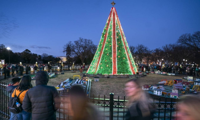 Πώς γιόρτασαν τα Χριστούγεννα σε κάθε γωνιά του πλανήτη (pics)