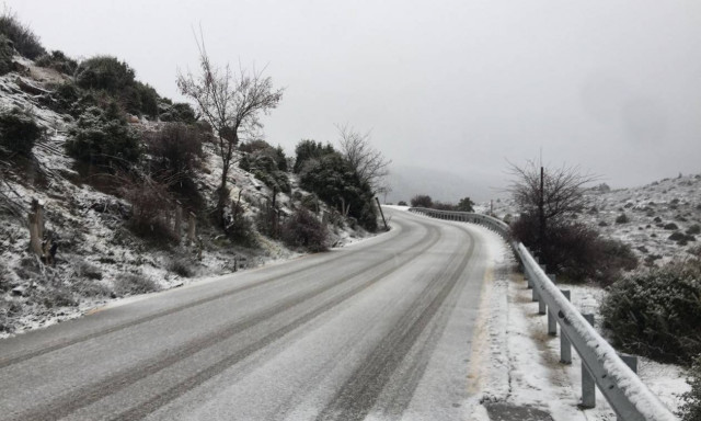 Καιρός ΤΩΡΑ: Διακοπή κυκλοφορίας στην Πάρνηθα – Μόνο με αλυσίδες από το τελεφερίκ και πάνω