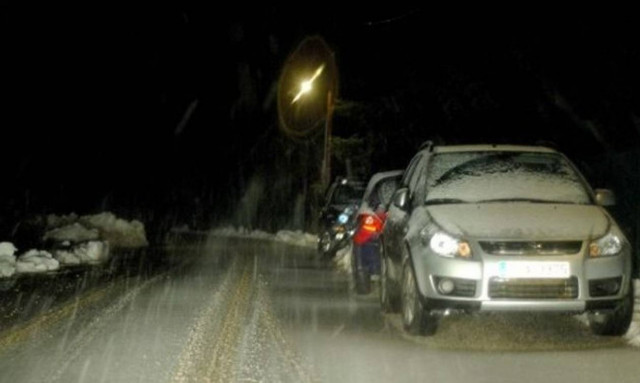 Καιρός ΤΩΡΑ: Διακοπή κυκλοφορίας στην Πάρνηθα - Μόνο με αλυσίδες από το τελεφερίκ και πάνω