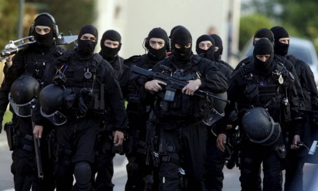 Συναγερμός στη Γαλλία: Ένοπλοι σπέρνουν τον πανικό σε αεροδρόμιο στο Παρίσι (vid)