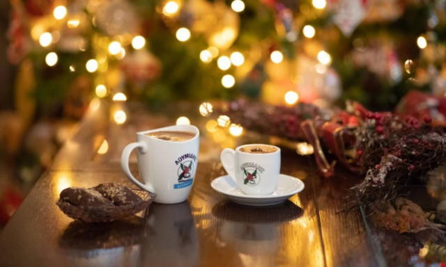 Ο Λουμίδης Παπαγάλος μας ζεσταίνει με ελληνικό καφέ στο Santa Claus Kingdom