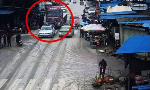 Απίστευτο! Φορτηγό περνάει πάνω από πεζούς και… επέζησαν (vid)