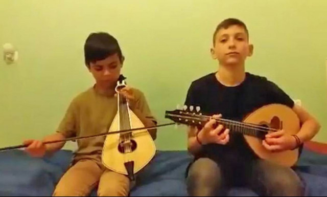 Μερακλήδες πιτσιρικάδες μας γεμίζουν αισιοδοξία για την μουσική κληρονομιά της Κρήτης (vid)