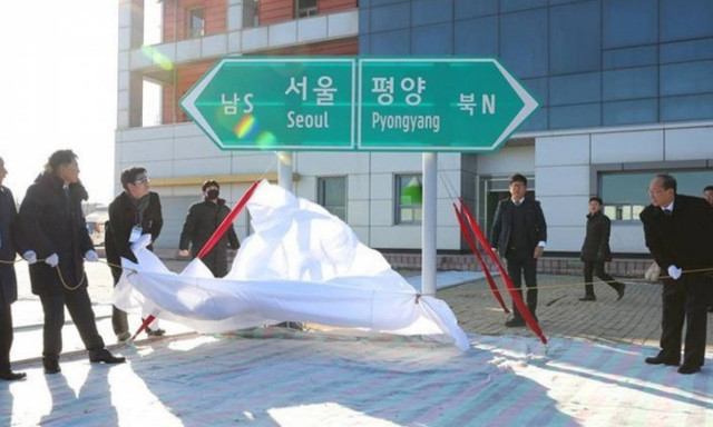 Η Νότια και η Βόρεια Κορέα εγκαινίασαν την οδική και σιδηροδρομική τους επανασύνδεση (vid)