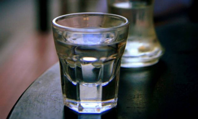 Θα «πλημμύριζαν» στέκια της Θεσσαλονίκης με 12,5 τόνους επικίνδυνο για την υγεία τσίπουρο!