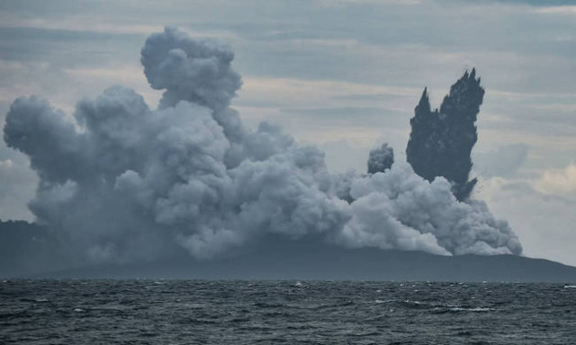 Anak Krakatau: Indonesian volcano's dramatic collapse