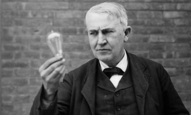 Σαν σήμερα το 1879 ο Τόμας Έντισον επιδεικνύει για πρώτη φορά δημόσια τον λαμπτήρα πυρακτώσεως