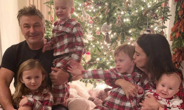 Hilaria και Alec Baldwin: Δείτε πώς περνούν τις γιορτές με τα παιδιά τους (pics)