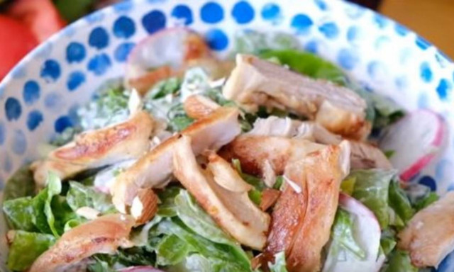 Η πιο νόστιμη σαλάτα με αβοκάντο για το πρωτοχρονιάτικο τραπέζι (vid)