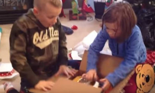 Δείτε τις αντιδράσεις των παιδιών όταν άνοιξαν το δώρο τους (vid)
