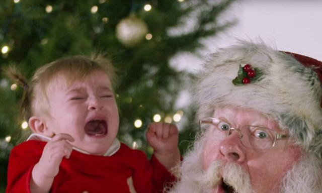 Αυτός ο 'Αγιος Βασίλης έχει πολύ μεγάλη υπομονή - Δείτε γιατί (vid)