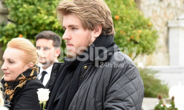 Μαριάννα Τόλη: Συντετριμμένος ο γιος της στην κηδεία