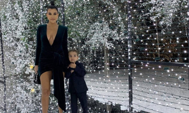 H Kourtney Kardashian ποζάρει σχεδόν γυμνή στο χιόνι και ρίχνει το Instagram