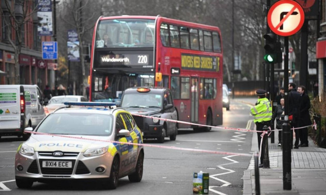 Σκηνές – Σοκ στο Λονδίνο: Όχλος κυνήγησε, γρονθοκόπησε και μαχαίρωσε νεαρό άνδρα στη μέση του δρόμου