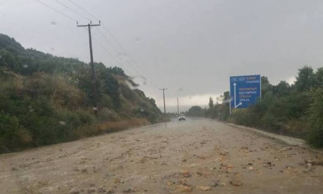 Καιρός: Προβλήματα στο οδικό δίκτυο των Χανίων - Με προσοχή η κυκλοφορία στην Εθνική Οδό (pics+vid)