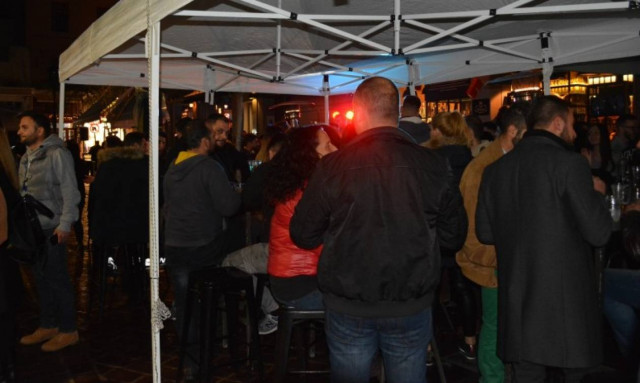 Χανιά: Πρωτοχρονιάτικο γλέντι με... ζεϊμπέκικο και βροχή (pics+vids)