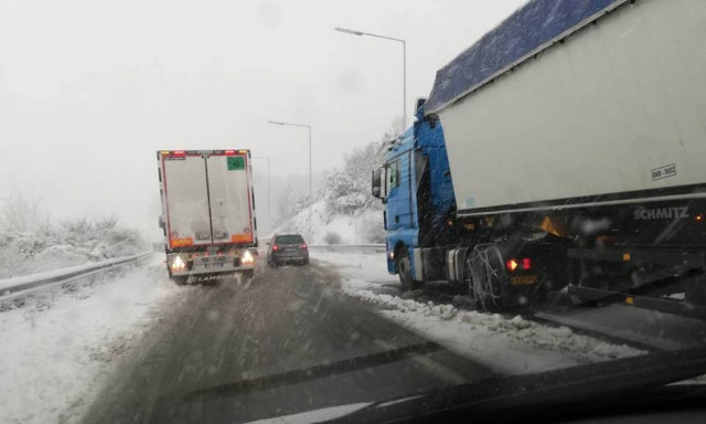 Καιρός: Εγκλωβίστηκαν οδηγοί στο δρόμο για τη Βέροια (pics)