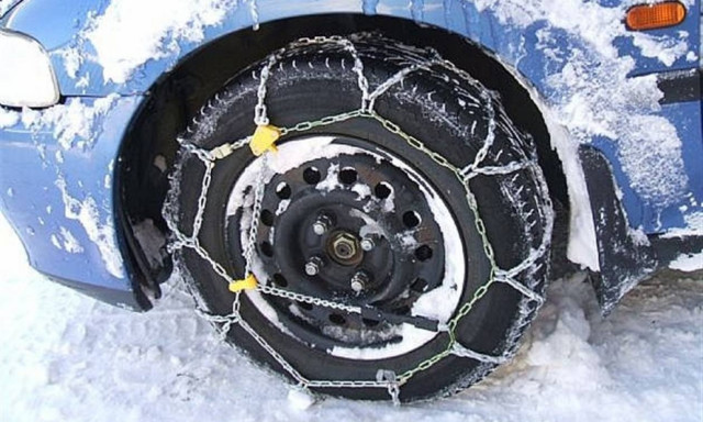 Καιρός ΤΩΡΑ: Έκλεισαν δρόμοι στην Αττική από τα χιόνια