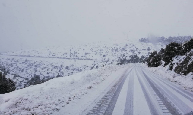Καιρός Live: Σοβαρά προβλήματα από τα χιόνια - Κλειστοί δρόμοι και ακυρώσεις πτήσεων (pics&vids)